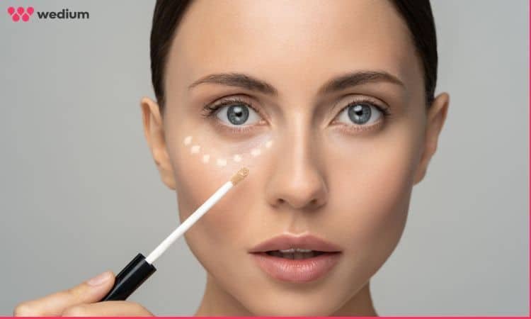 concealing dark circles and blemishes for natural makeup look